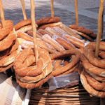 Ăn gì khi du lịch Istanbul? Bánh mì vòng Simit, món ăn ngon, nổi tiếng nhất ở Istanbul