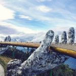 Cây cầu bàn tay khổng lồ ở Đà Nẵng điểm check in mới cực độc. Cầu bàn tay khổng lồ ở đâu Đà Nẵng? Cảnh cây cầu bàn tay Đà Nẵng.