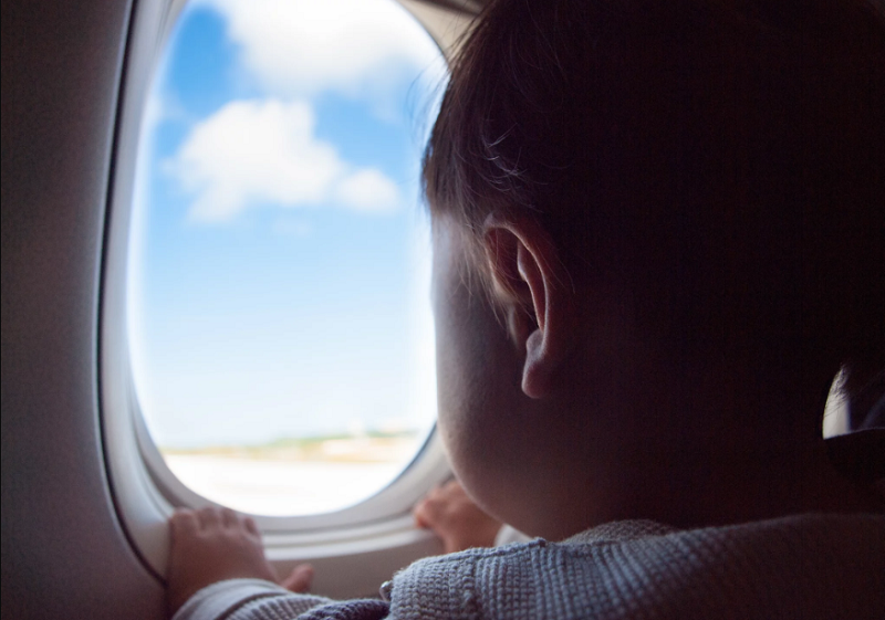Trẻ em đi máy bay cần giấy tờ gì, quy định nên biết