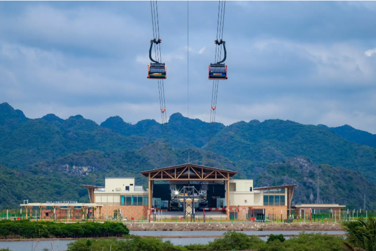 Hành trình giữa trời và biển tại cáp treo Cát Bà