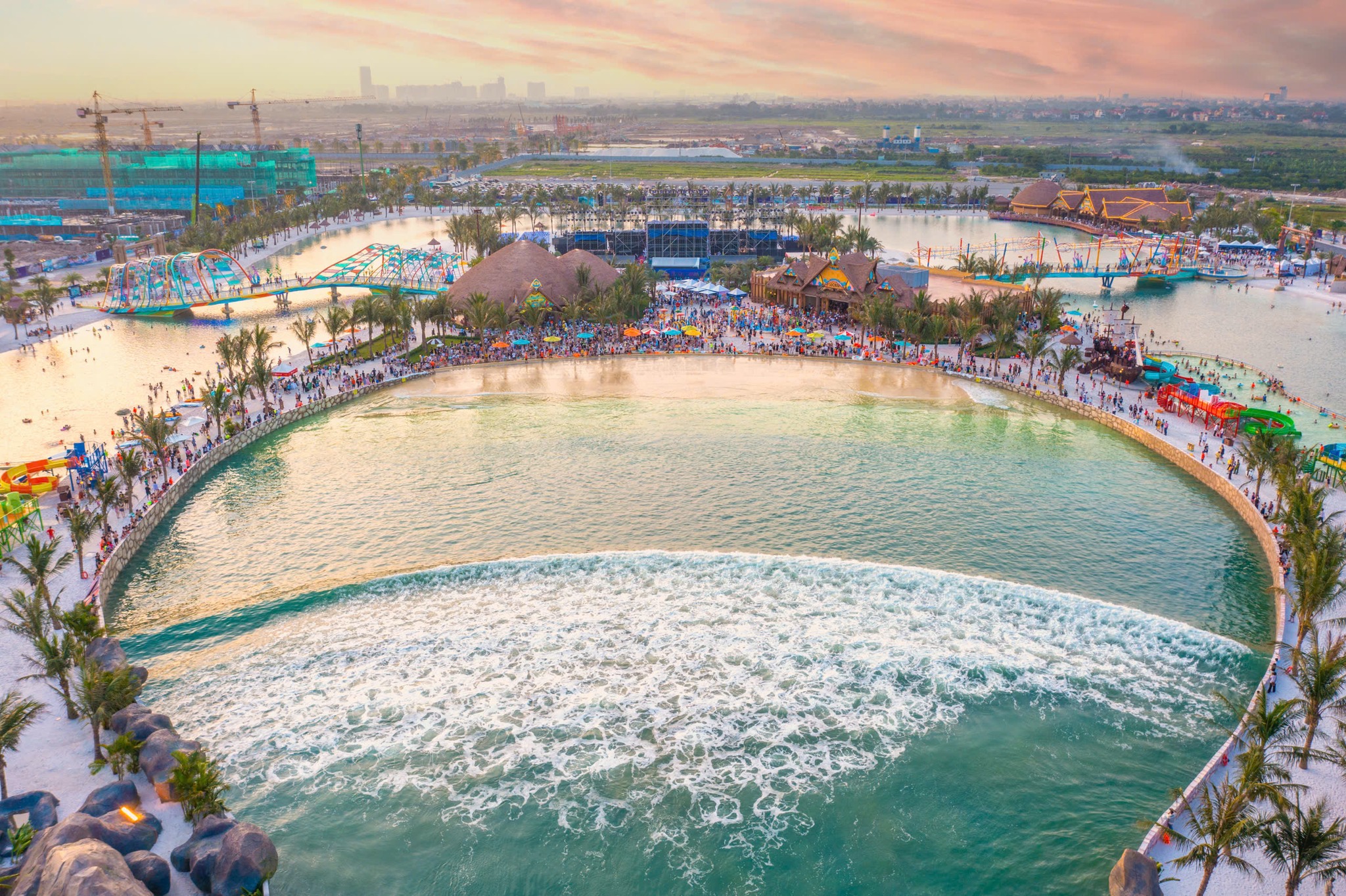 Các công viên nước nổi tiếng ở Hà Nội. Công viên sóng Vinwonders Royal Wave Park