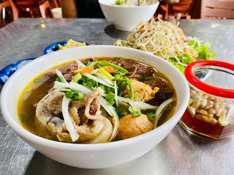 Quán ăn sáng gần biển Sầm Sơn. Quán ăn sáng nổi tiếng ở Sầm Sơn